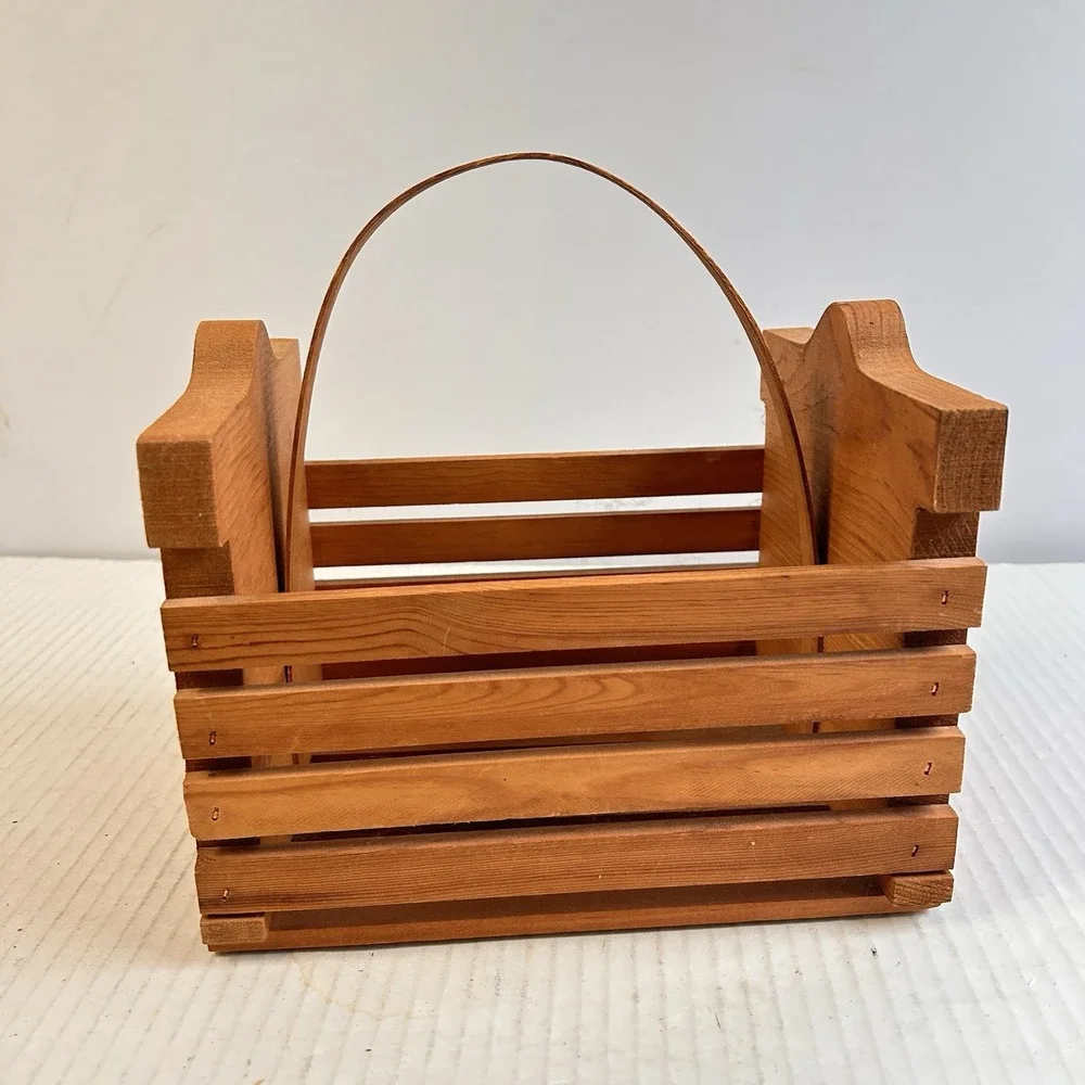Sawmill Critters Wooden Christmas Holiday Handpainted Basket‎ Handmade Tennessee